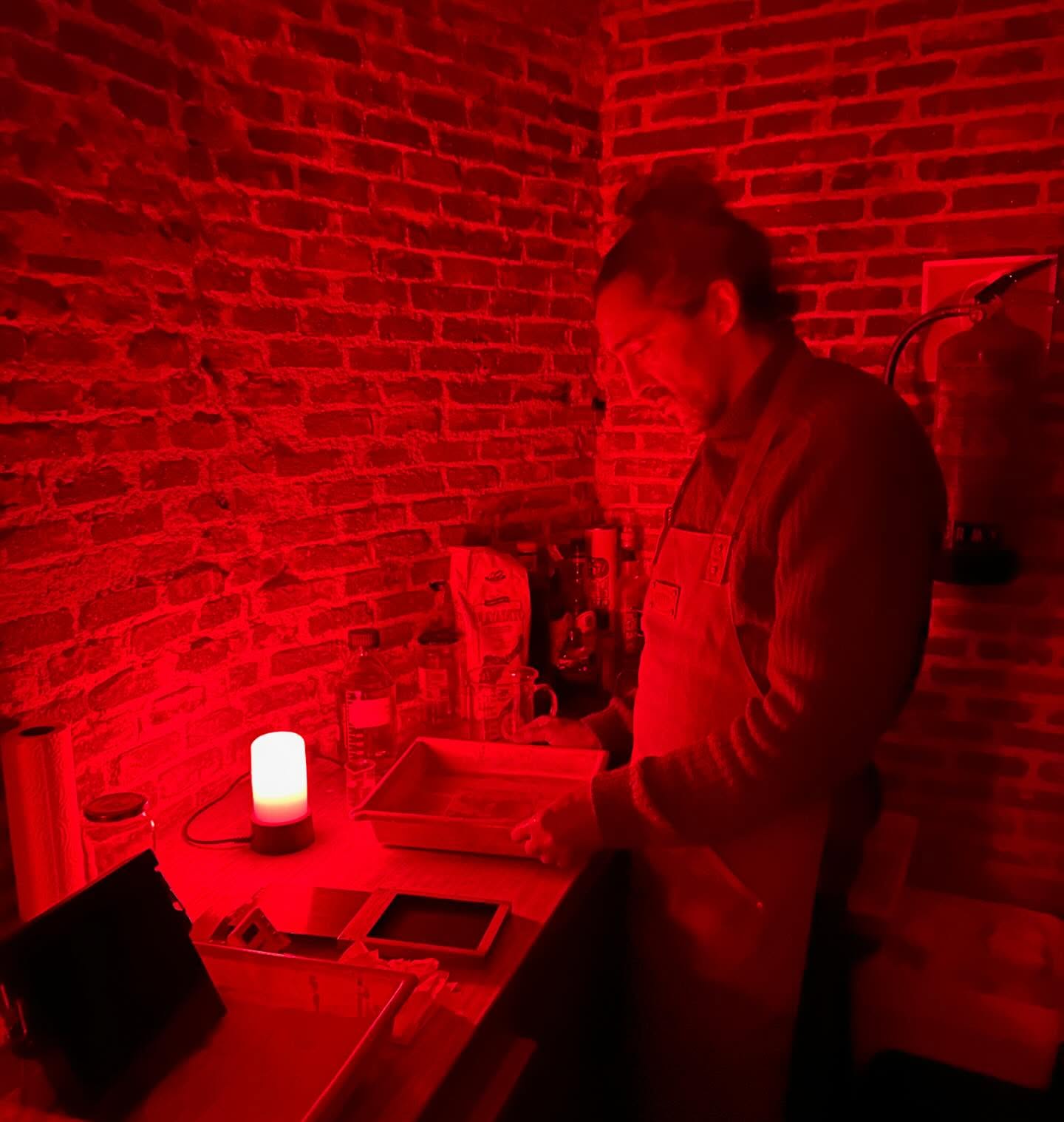 Nuestro nuevo laboratorio y taller para colodion húmedo y otros tipos de procesos fotográficos alternativos en el centro de Madrid. Si te apetece aprender como hacer estas fotografías y impresiones mándame un DM! #colodiohumedo #ferotipo #ambrotipo