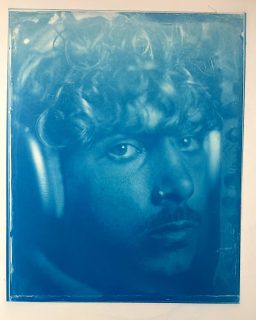 Si quieres aprender hacer toning de tus con cianotipias, el próximo fin de semana hacemos un curso específico de cianotipia avanzada en nuestro nuevo taller en el centro de Madrid. Hay dos plazas disponibles. Mándame un DM! #cianotipia #cyanotypetoning